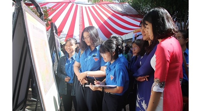 Учителя и школьники посещают выставку. Фото: khanhhoa.gov.vn