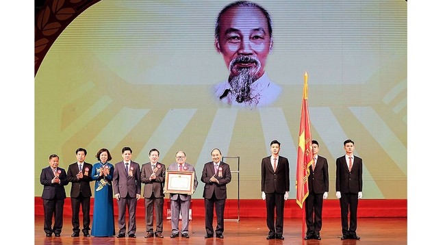 Премьер-министр Нгуен Суан Фук вручает Орден Хо Ши Мина Обществу вьетнамских крестьян. Фото: Чан Хай
