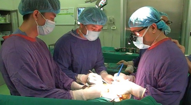 Врачи больницы Вьетдык проводят операцию. Фото: Больница Вьетдык/ vnexpress.net