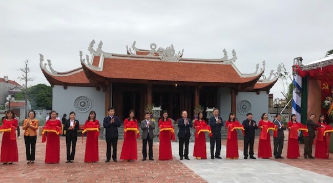 Министр общественной безопасности Вьетнама, генерал армии То Лам и делегаты разрезают ленту на церемонии открытия.