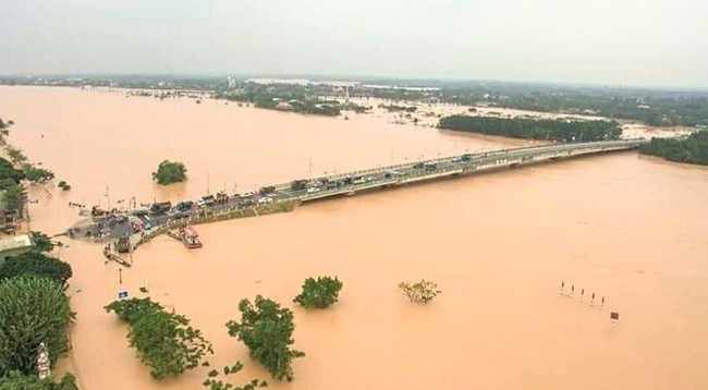 Наводнение в провинции Куангчи. Фото: tienphong.vn