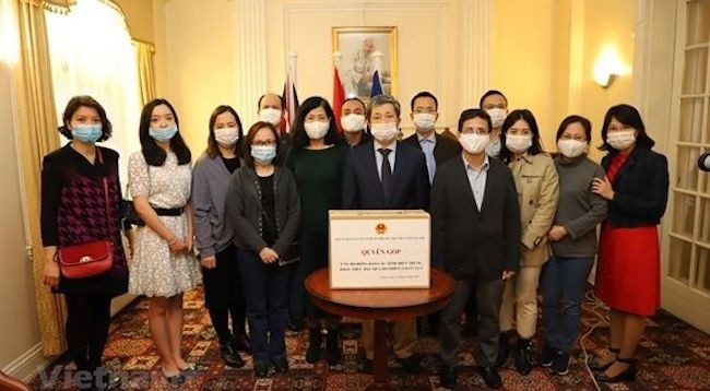 Сотрудники Посольства Вьетнама в Великобритании. Фото: VNA