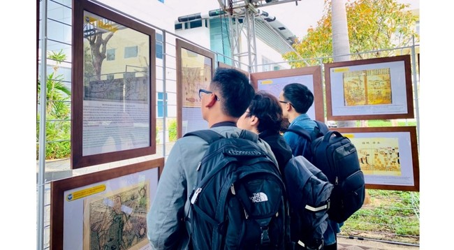 Студенты в Дананге посещают выставку. Фото: VOV