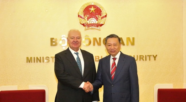 Министр То Лам (слева) и Посол Константин Васильевич Внуков. Фото: bocongan.gov.vn