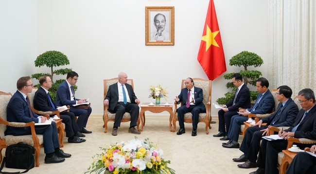Премьер-министр Вьетнама Нгуен Суан Фук принимает Посла России во Вьетнаме Константина Внукова. Фото: VGP