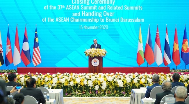 Премьер-министр Нгуен Суан Фук выступает на церемонии закрытия 37-го саммита АСЕАН. Фото: VGP