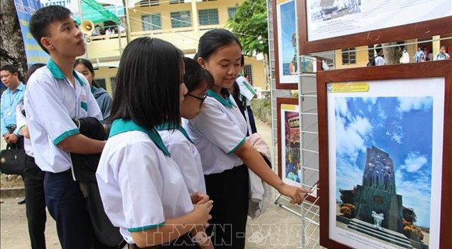Школьники посещают выставку. Фото: VNA