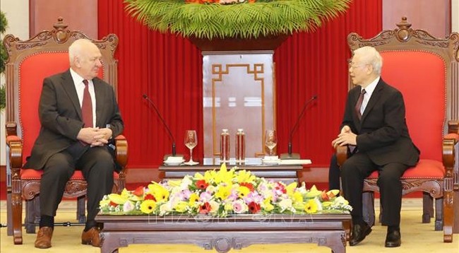 Генеральный секретарь ЦК КПВ, Президент Вьетнама Нгуен Фу Чонг (справа) и Посол России во Вьетнаме Константин Внуков. Фото: VNA