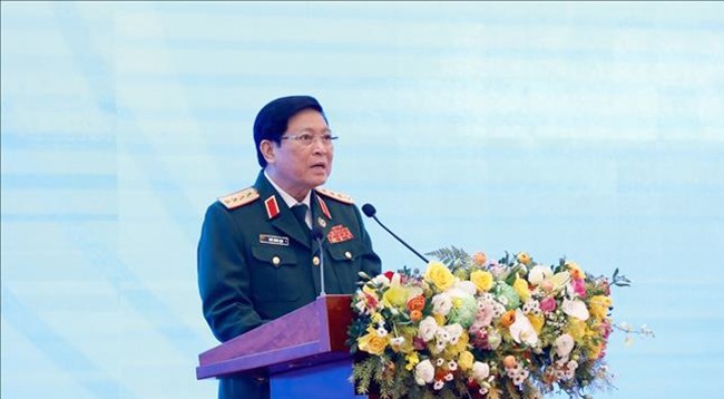 Министр обороны, генерал армии Нго Суан Лить председательствует на церемонии. Фото: VNA