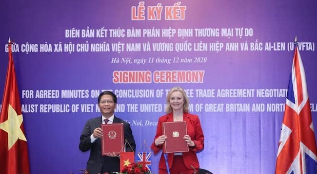 Министр промышленности и торговли Вьетнама Чан Туан Ань и Министр внешней торговли Великобритании Элизабет Трасс на церемонии подписания. Фото: VNA