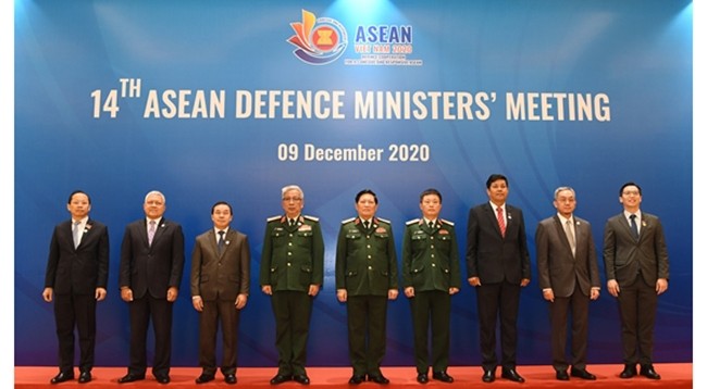 Генерал армии Нго Суан Лить (в центре) фотографируется с послами стран-членов АСЕАН во Вьетнаме. Фото: qdnd.vn