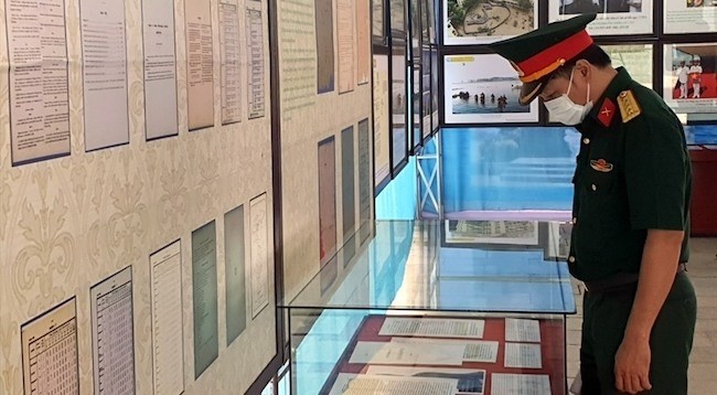 На выставке предтавлены документы, посвященные подтверждению суверенитета страны над архипелагами Хоангша и Чыонгша. Фото: laodong.vn 
