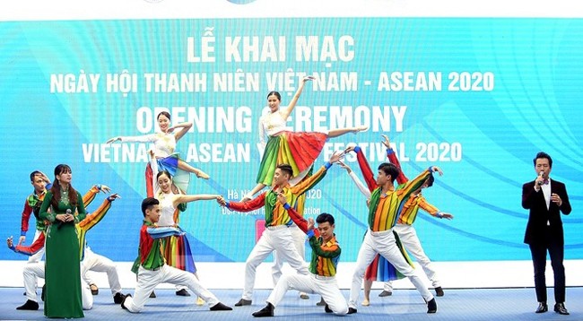 Художественный номер на церемонии открытия фестиваля. Фото: tienphong.vn