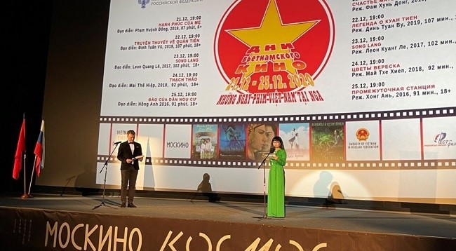 Советник-посланник Посольства Вьетнама в России Нгуен Кюинь Май выступает на церемонии открытия события. Фото: vovworld.vn