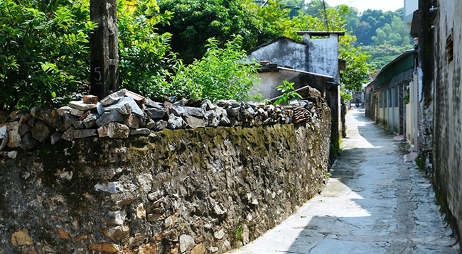 Древние заросшие мхом стены являются одним из факторов, привлекающих туристов к посещению. Фото: baothanhhoa.vn