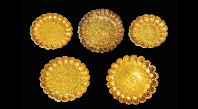 Золотые тарелки в виде цветка лотоса Конгву. Фото: khaocohoc.gov.vn