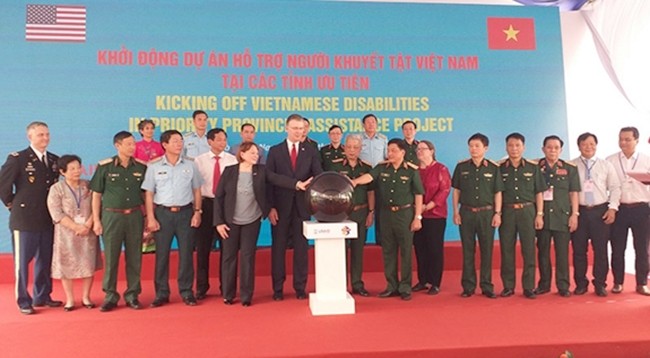 Церемония запуска проекта по оказанию поддержки людям с ограниченными возможностями в восьми приоритетных провинциях Вьетнама. Фото: qdnd.vn