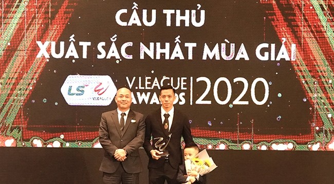 Нгуен Ван Кует (в центре) стал лучшим спортсменом 2020 года.