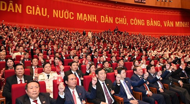 Делегаты голосуют за утверждение Резолюции XIII съезда КПВ. Фото: Зюи Линь