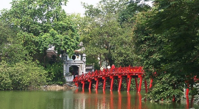Храм Нгокшон на озере Возвращенного меча. Фото: baoninhthuan.com.vn