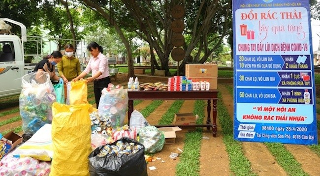 В городе Хойан прошла акция «Мусор в обмен на подарок». Фото: dantri.com.vn