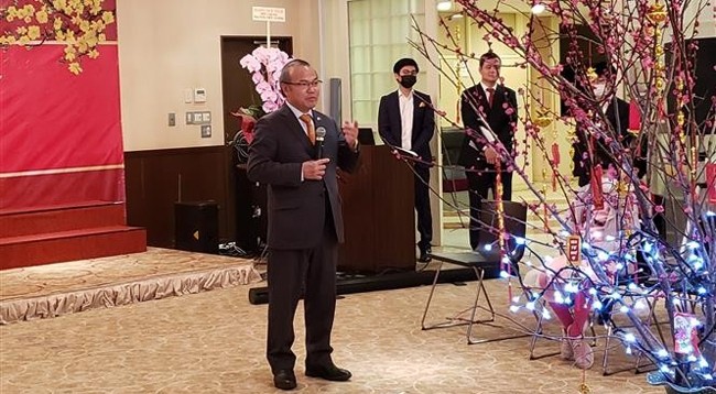 Посол Вьетнама в Японии выступает на приеме, организованном в честь Нового года по лунному календарю. Фото: baoquocte.vn