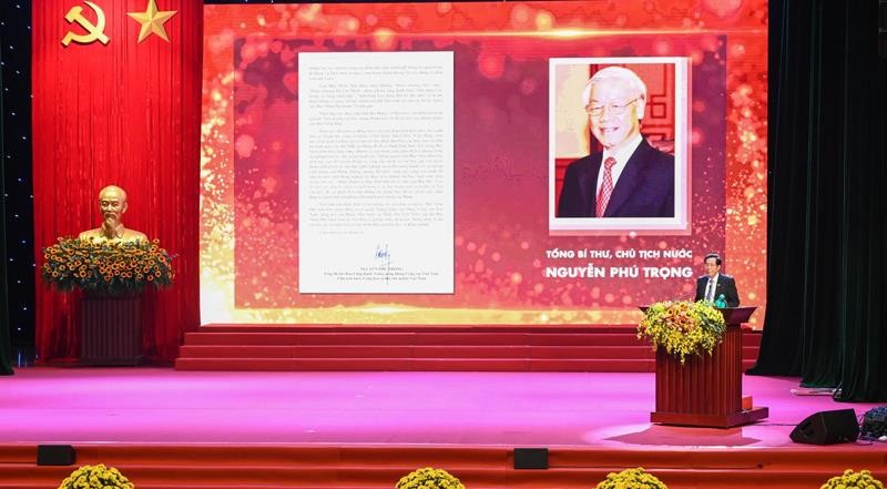 Товарищ Тхуан Хыу зачитывает поздравительное письмо Генерального секретаря ЦК КПВ, Президента Вьетнама Нгуен Фу Чонга.