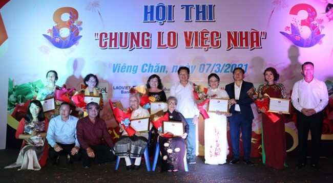 Вручение подарков женщинам, которые внесли вклад в развитие сообщества вьетнамцев в Лаосе. 