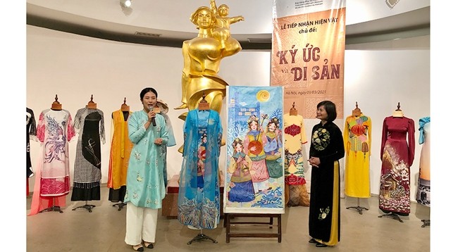 Мисс Вьетнам - 2010 Данг Тхи Нгок Хан дарит Музею вьетнамских женщин одно платье в своей дизайнерской коллекции под названием «Хюэская придворная музыка «няняк»».