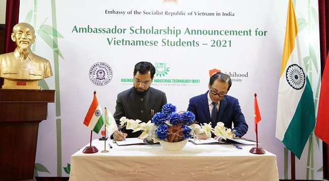 Представители университета Индии и вьетнамской стороны подписали Меморандум о взаимопонимании по стипендиальной программе Посла на 2021 год. Фото: Посольство Вьетнама в Индии