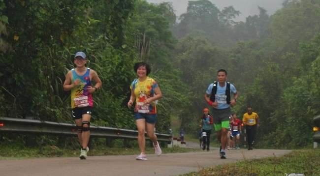 В рамках марафона спортсмены пробежали через многие знаменитые достопримечательности провинции Куангбинь. Фото: Хыонг Жанг