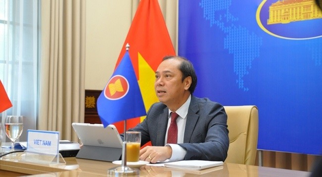 Замминистра иностранных дел, глава делегации СДЛ Вьетнама при АСЕАН Нгуен Куок Зунг выступает на совещании. Фото: МИД Вьетнама