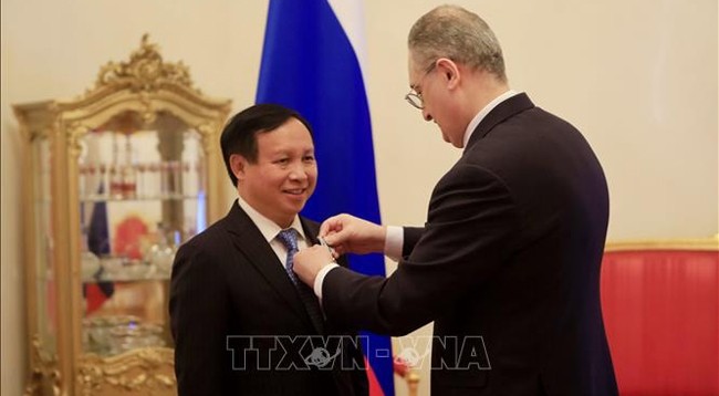 Посол Нго Дык Мань получает орден Дружбы РФ. Фото: VNA