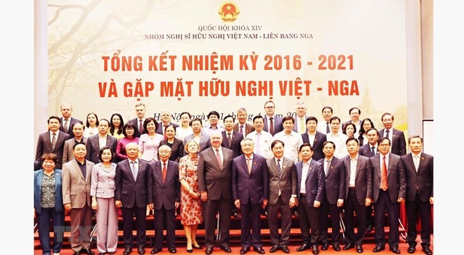 Председатель Верховного народного суда Нгуен Хоа Бинь фотографируется с участниками мероприятия. Фото: VNA