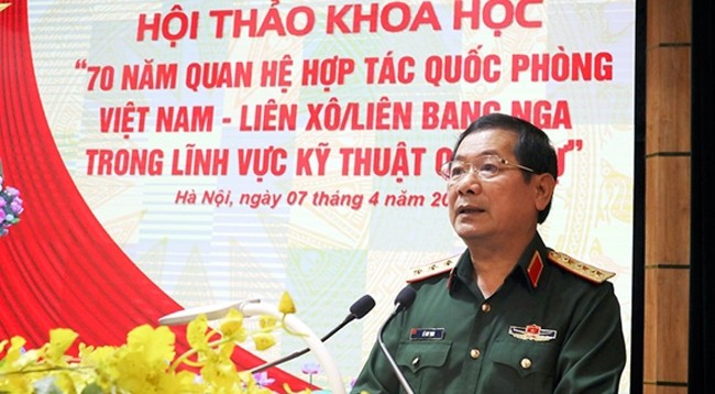 Заместитель министра обороны Вьетнама, генерал-полковник Ле Хюи Винь выступает на семинаре. Фото: qdnd.vn