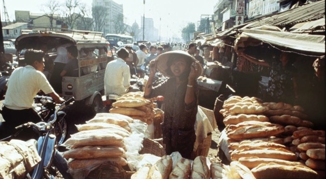 Известный киоск баньми в Сайгоне до 1975 г. Фото: Life
