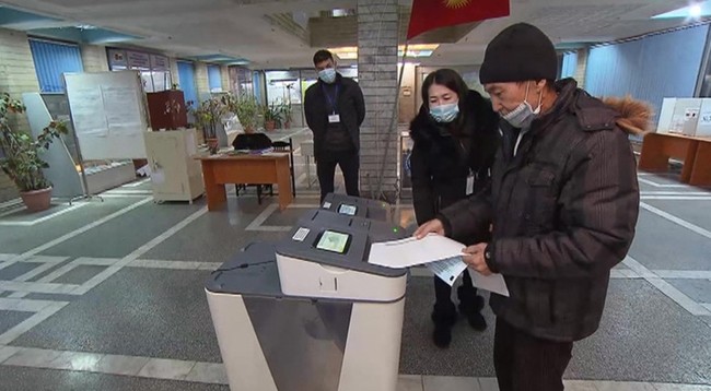 Граждане Кыргызской Республики на избирательном участке. Фото: Vesti.ru