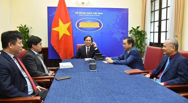 Министр иностранных дел Вьетнама Буй Тхань Шон (в центре) в ходе телефонного разговора. Фото: МИД Вьетнама