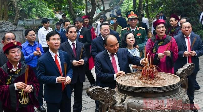 Президент Нгуен Суан Фук и руководители Партии, Государства зажигают благовония в память о королях Хунгах. Фото: Зюи Линь
