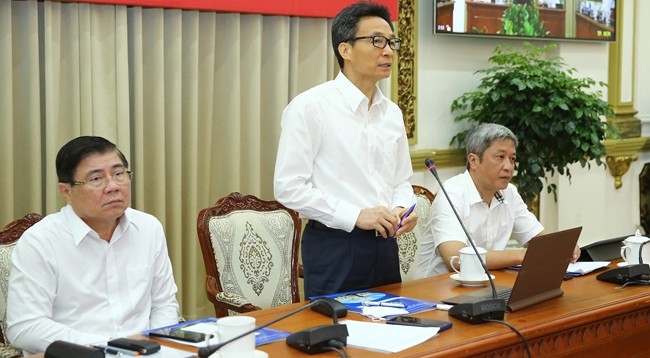 Вице-премьер Ву Дык Дам выступает на заседании. Фото: VGP