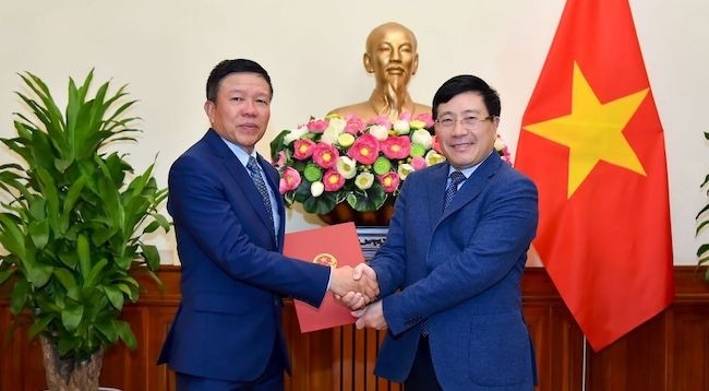 Генеральный консул Вьетнама в Екатеринбурге Динь Ван Донг (слева). Фото: baoquocte.vn