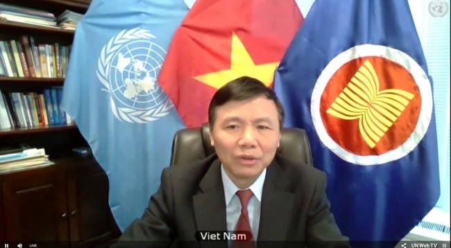 Посол Данг Динь Кюи выступает с речью на заседании. Фото: baoquocte.vn