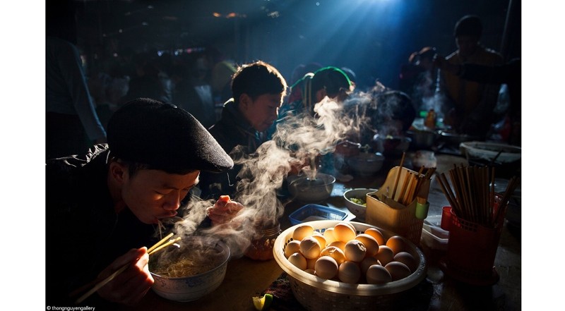 Снимок «Завтрак на еженедельной ярмарке» фотографа Нгуен Хюи Тхонга.