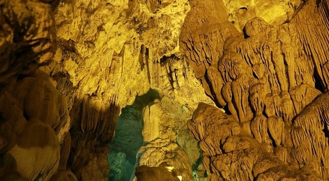 Таинственная пещера Нгыомнгао с многочисленными сталактитами разной формы.