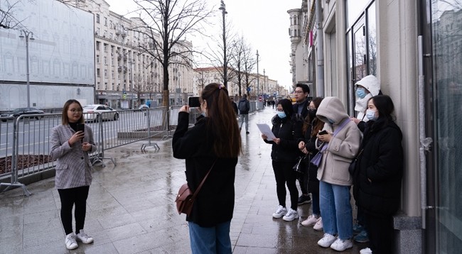 Вьетнамские студенты снимают видео в Москве, в котором рассказывают о дяде Хо.