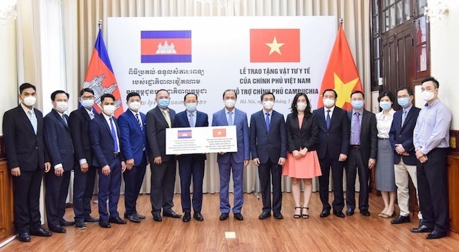 Материальная поддержка Вьетнама вносит важный вклад в содействие скорейшему подавлению Камбоджей эпидемии. Фото: МИД Вьетнама