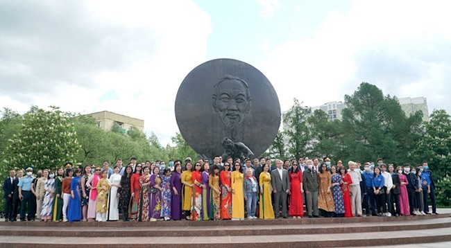 Участники мероприятия фотографируются у памятника Хо Ши Мину.