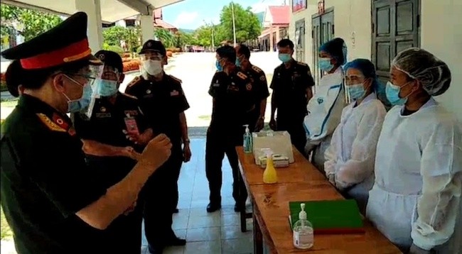 Вьетнамские военно-медицинские эксперты работают в больнице в провинции Луангпхабанг.