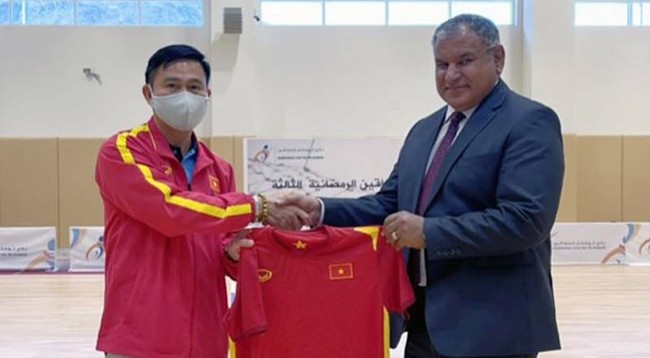 Глава делегации сборной Вьетнама Чан Ань Ту вручает памятную футболку главе делегации сборной Ирака.