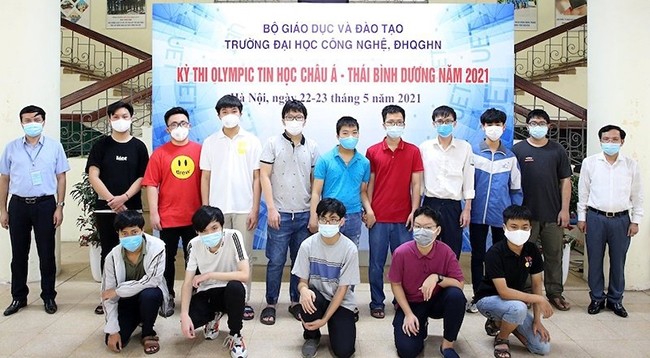Школьники вьетнамской команды, участвовавшей в Олимпиаде. 
